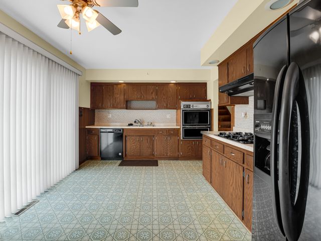 1103 E 166th Place, South Holland, IL 60473