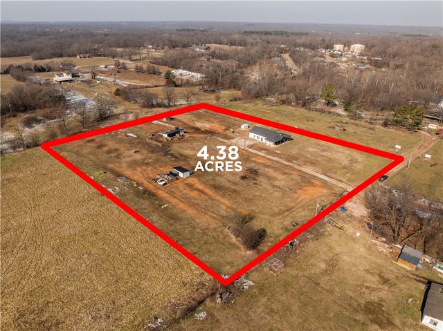 13945 Holloway Road, Gravette, AR 72739