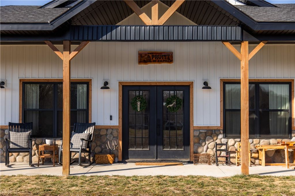 13945 Holloway Road, Gravette, AR 72739