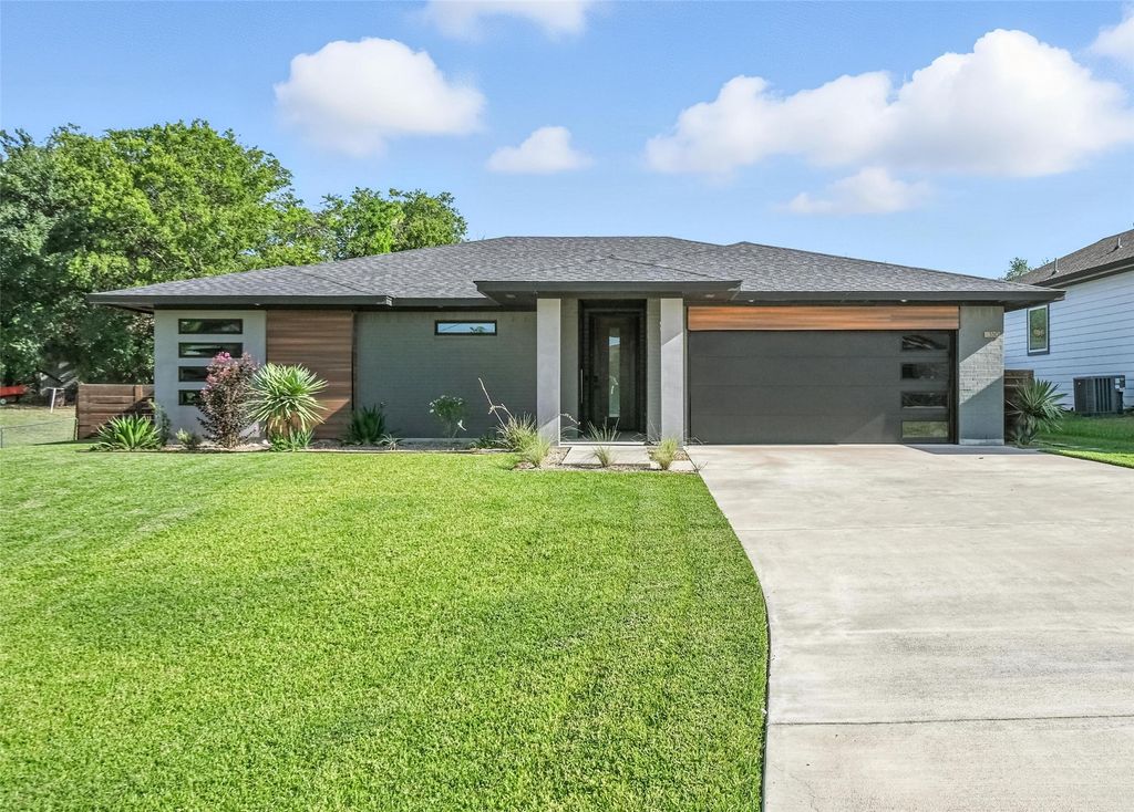 330 W Morris Street, Rhome, TX 76078