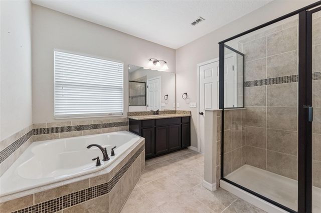 1620 LAKE PARKWAY DRIVE, St Cloud, FL 34771