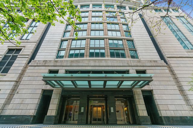 130 N Garland Court 2009, Chicago, IL 60602