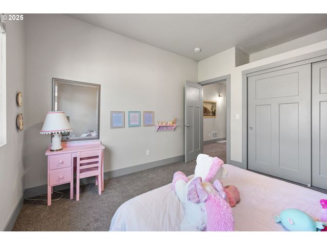 14695 THAYER Rd, Oregon City, OR 97045