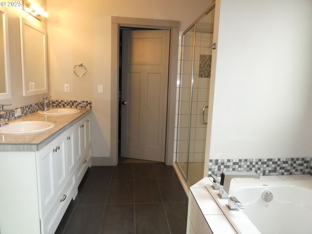 14695 THAYER Rd, Oregon City, OR 97045