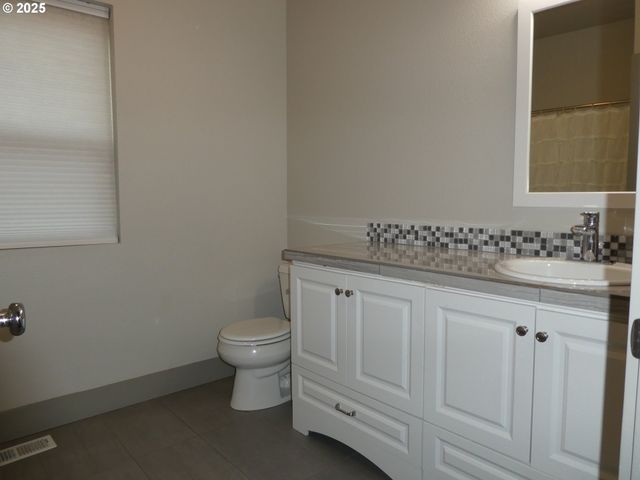 14695 THAYER Rd, Oregon City, OR 97045