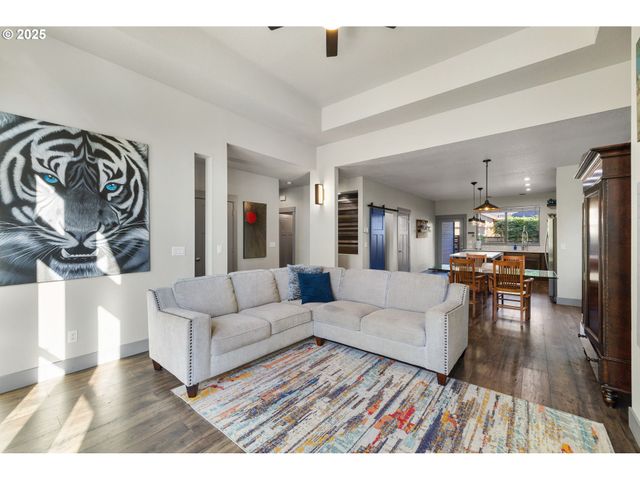 14695 THAYER Rd, Oregon City, OR 97045