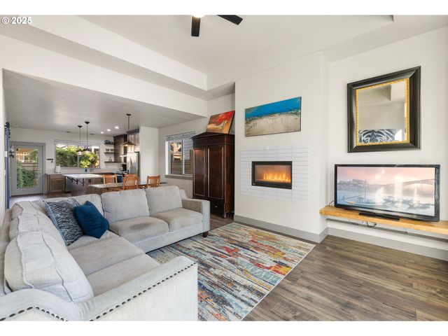 14695 THAYER Rd, Oregon City, OR 97045