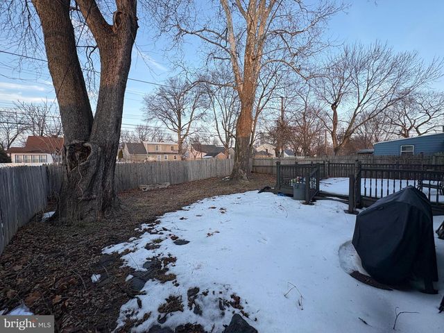 10 GREEN LN, Bristol, PA 19007