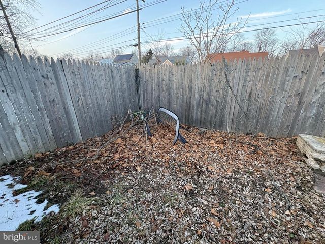 10 GREEN LN, Bristol, PA 19007