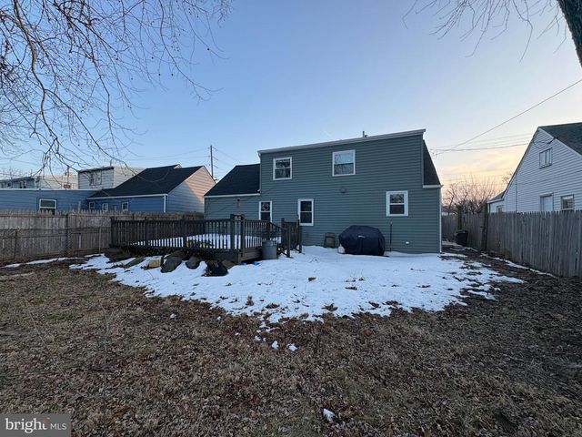 10 GREEN LN, Bristol, PA 19007