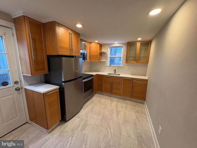 10 GREEN LN, Bristol, PA 19007