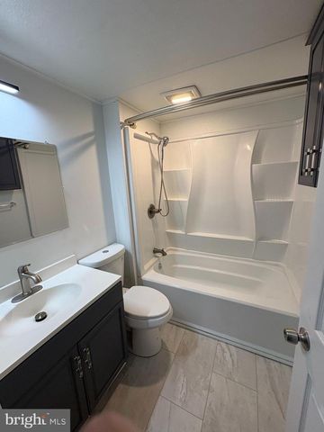 10 GREEN LN, Bristol, PA 19007