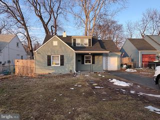 10 GREEN LN, Bristol, PA 19007