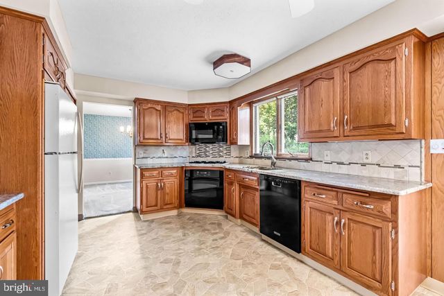 86 GREENWOOD DR, Blackwood, NJ 08012