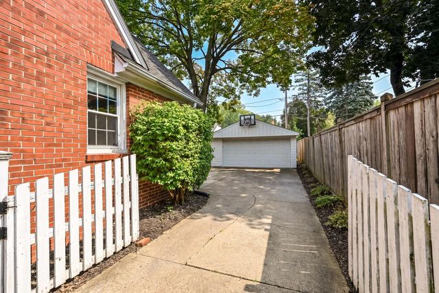 2630 N 89th STREET, Wauwatosa, WI 53226