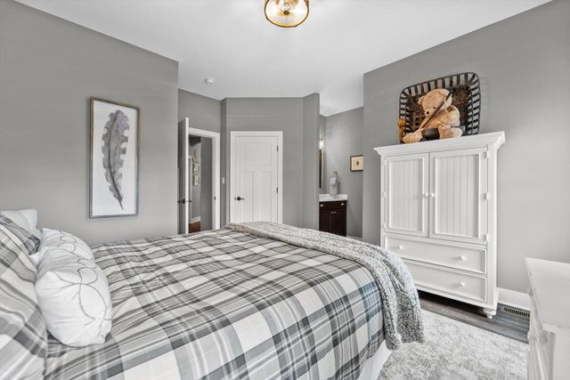 S66W24310 Skyline AVENUE, Waukesha, WI 53189