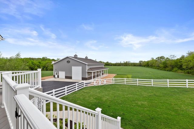S66W24310 Skyline AVENUE, Waukesha, WI 53189