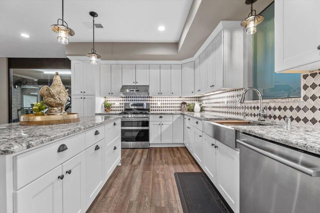 S66W24310 Skyline AVENUE, Waukesha, WI 53189