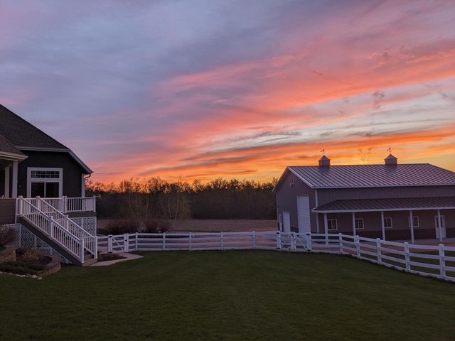S66W24310 Skyline AVENUE, Waukesha, WI 53189