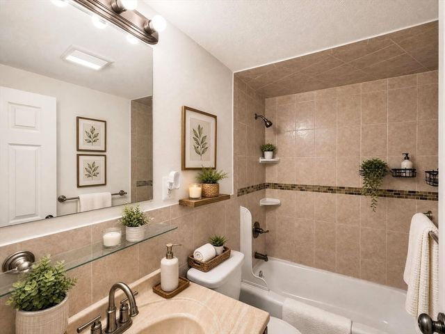 20 Skyline Dr 11, Braintree, MA 02184