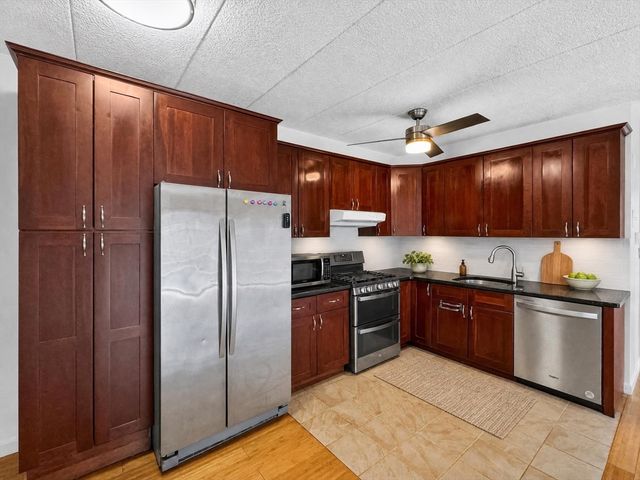 20 Skyline Dr 11, Braintree, MA 02184