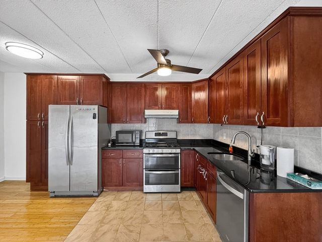 20 Skyline Dr 11, Braintree, MA 02184