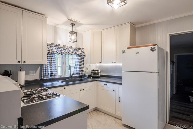 715 E Tennyson Avenue, Pontiac, MI 48340