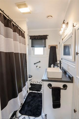 715 E Tennyson Avenue, Pontiac, MI 48340