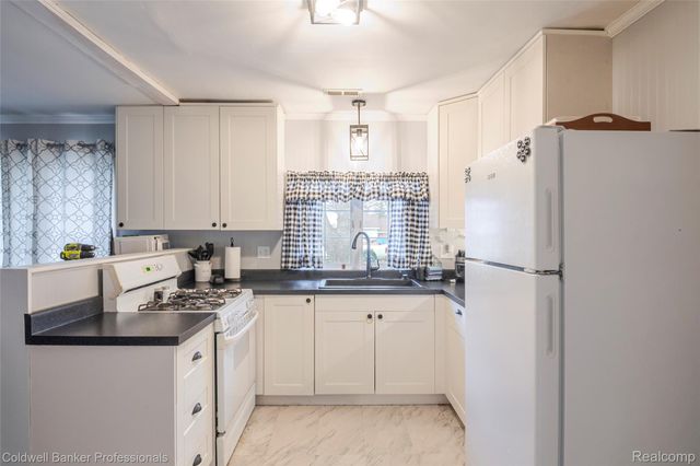 715 E Tennyson Avenue, Pontiac, MI 48340