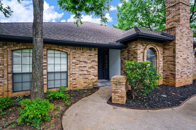 7566 Carriage Lane, Fort Worth, TX 76112
