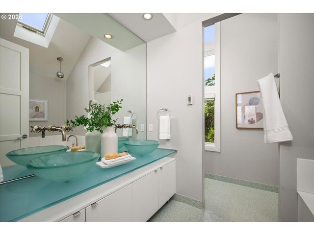 4260 Sw COUNCIL CREST Dr, Portland, OR 97239