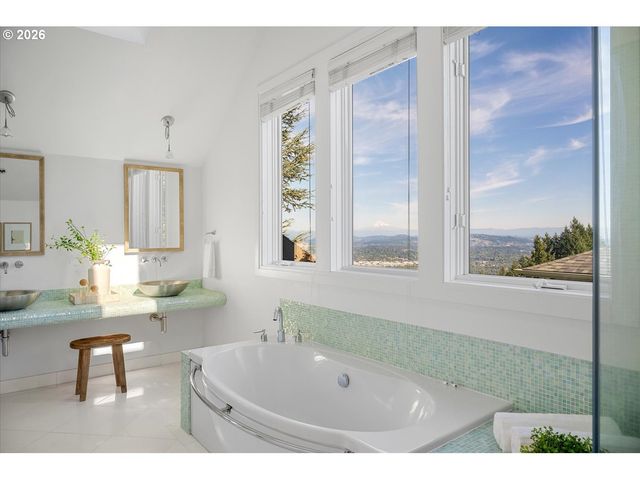 4260 Sw COUNCIL CREST Dr, Portland, OR 97239