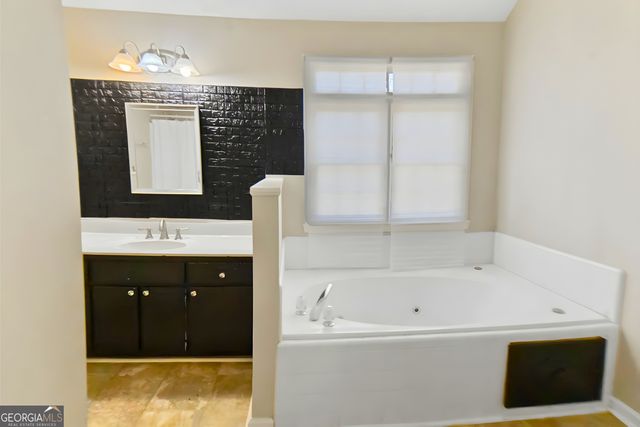 3460 Estate Lake Drive, Fairburn, GA 30213