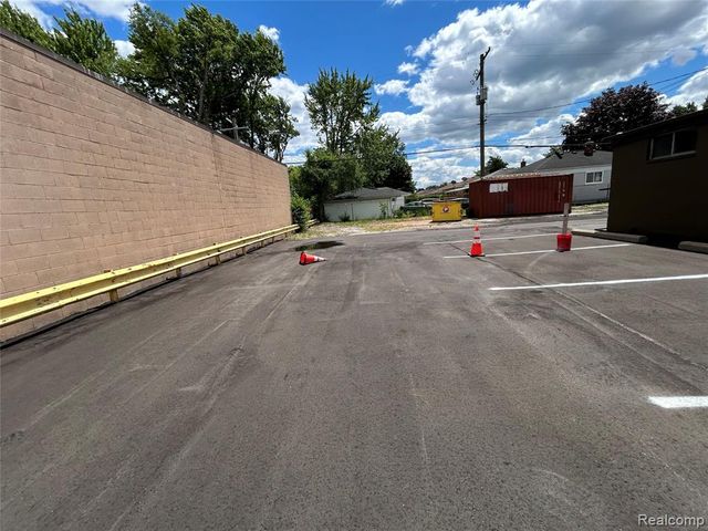 15200 E 10 Mile Road, Eastpointe, MI 48021