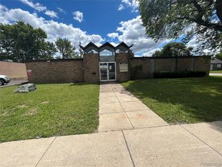 15200 E 10 Mile Road, Eastpointe, MI 48021