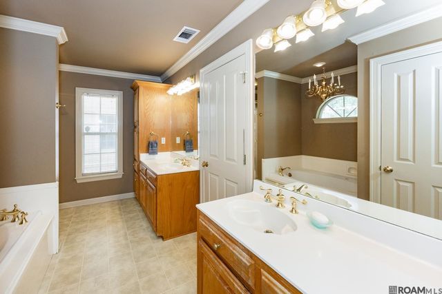 2488 Oak Alley Dr, Port Allen, LA 70767