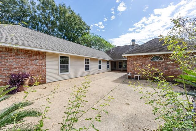 2488 Oak Alley Dr, Port Allen, LA 70767