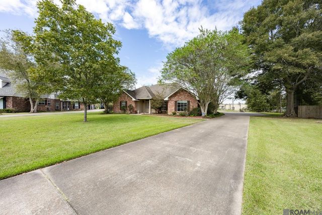 2488 Oak Alley Dr, Port Allen, LA 70767