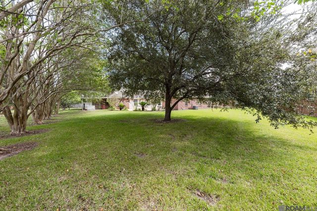 2488 Oak Alley Dr, Port Allen, LA 70767