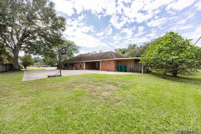 2488 Oak Alley Dr, Port Allen, LA 70767