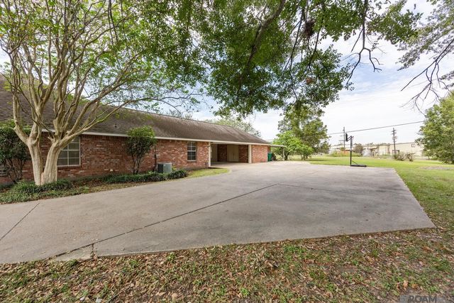 2488 Oak Alley Dr, Port Allen, LA 70767