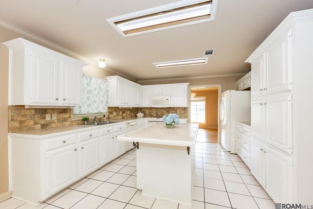 2488 Oak Alley Dr, Port Allen, LA 70767