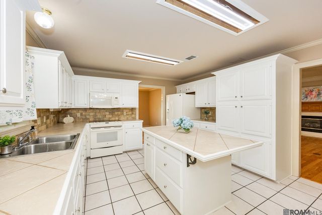 2488 Oak Alley Dr, Port Allen, LA 70767