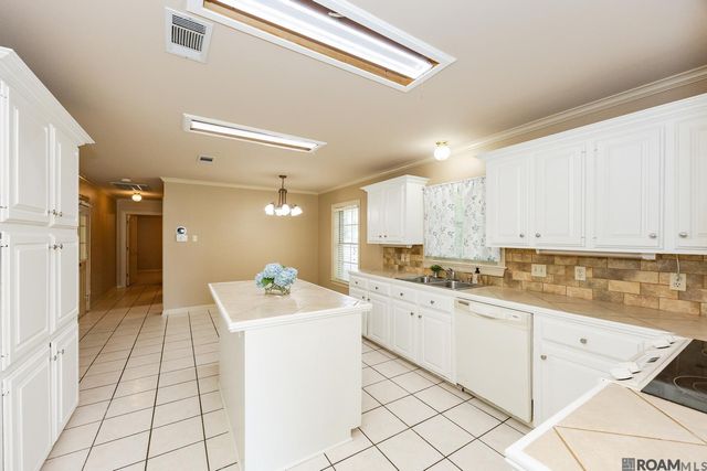 2488 Oak Alley Dr, Port Allen, LA 70767