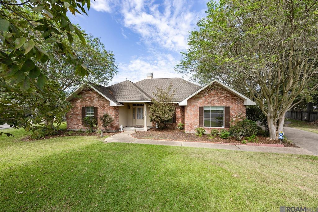 2488 Oak Alley Dr, Port Allen, LA 70767