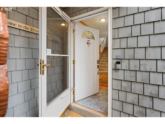 615 N TOMAHAWK ISLAND Dr, Portland, OR 97217