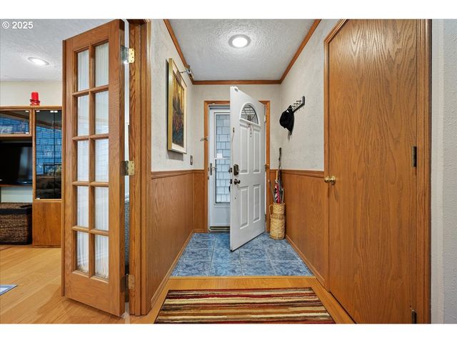 615 N TOMAHAWK ISLAND Dr, Portland, OR 97217