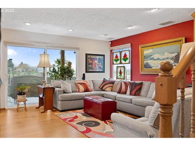 615 N TOMAHAWK ISLAND Dr, Portland, OR 97217