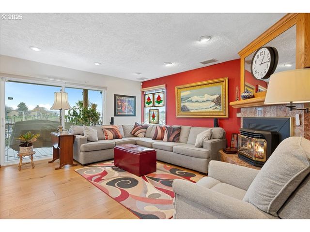 615 N TOMAHAWK ISLAND Dr, Portland, OR 97217