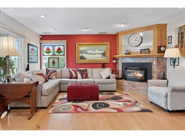 615 N TOMAHAWK ISLAND Dr, Portland, OR 97217